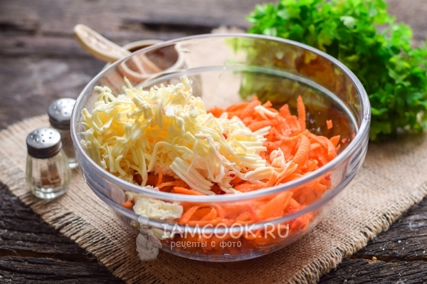 Натереть плавленый сыр