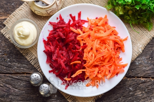 Натереть свеклу и морковь