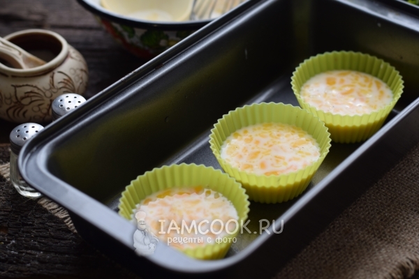 Разлить омлетную смесь по формочкам