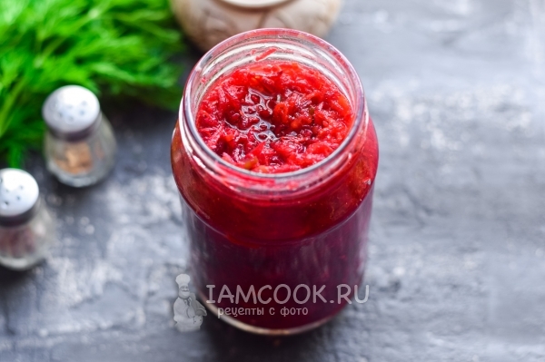 Разложить салат по банкам