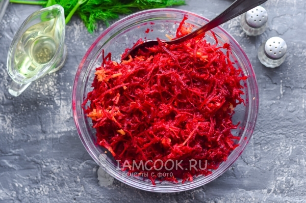 Натереть свеклу