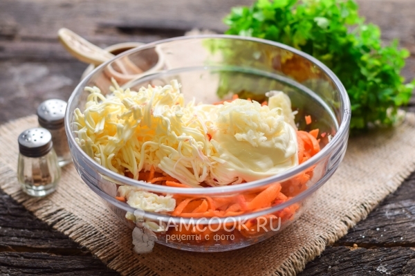 Добавить майонез и чеснок