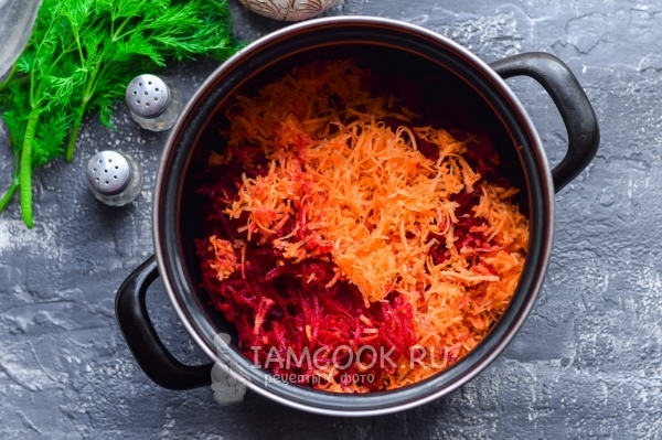 Положить овощи в кастрюлю