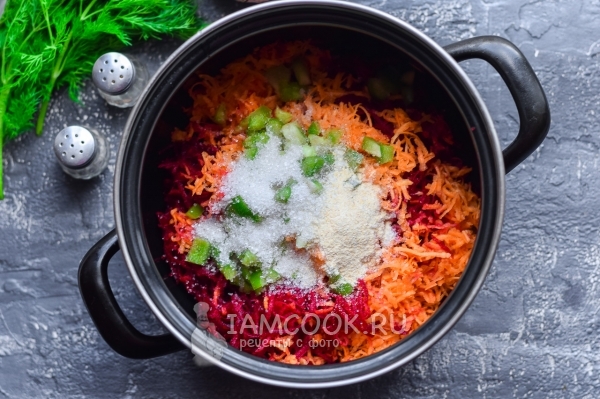 Добавить соль, сахар и чеснок