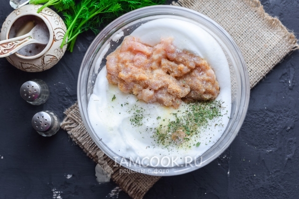 Положить фарш в белки