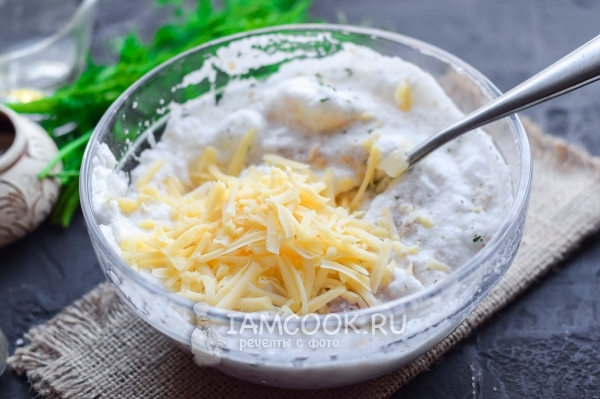 Положить тертый сыр