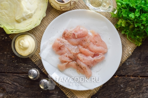 Посыпать мясо солью и перцем