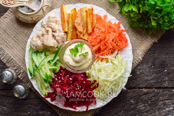 Французский салат со свеклой и картошкой