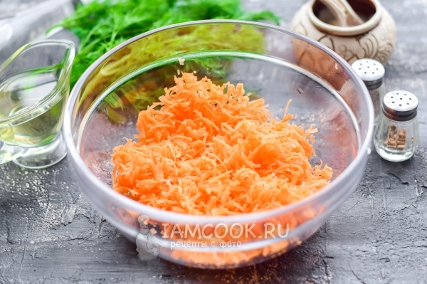 Натереть морковь