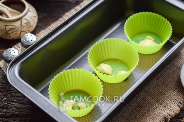 Положить масло в формочки