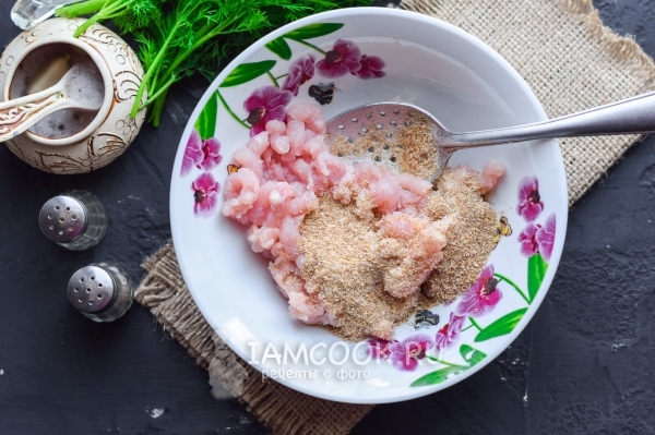 Всыпать к мясу панировочные сухари