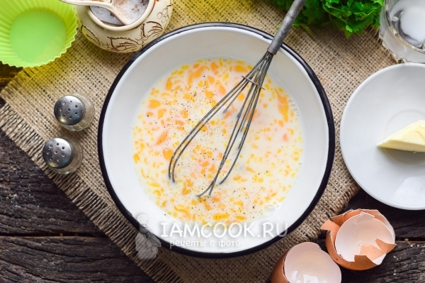 Взбить молоко с яйцами