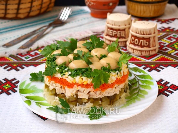 Фото салата «Поляна» («Полянка») с грибами и курицей