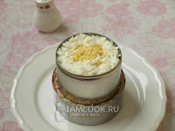 Положить слой белка и желтка