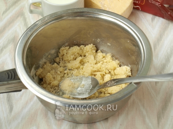 Размешать масло с мукой