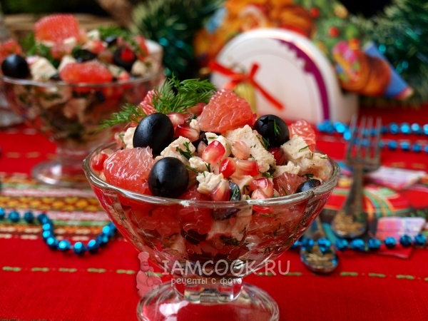 Фото салата с курицей, грейпфрутом и маслинами