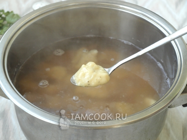 Положить тесто в суп