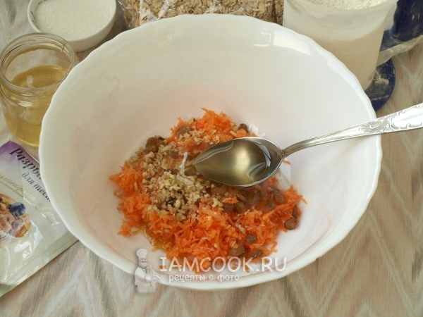 Соединяем морковку с изюмом, орехами и мёдом