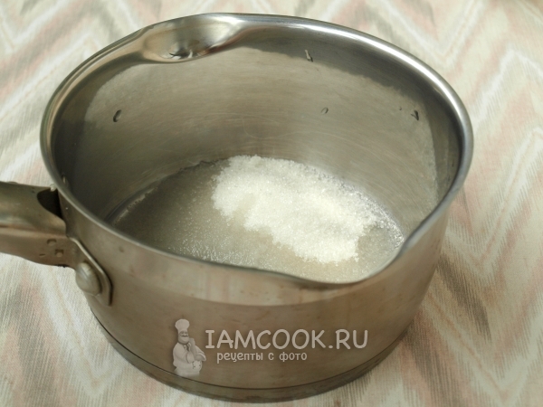 Соединить воду и сахар