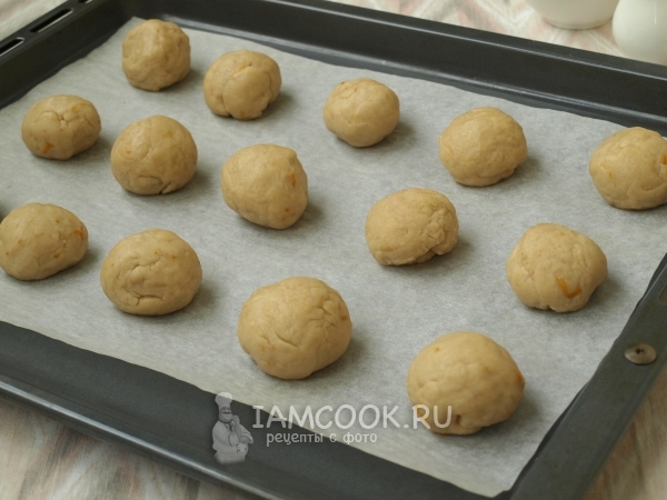 Выложить на противень шарики из теста