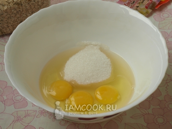 Соединить яйца и сахар