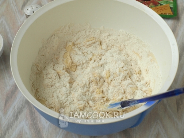 Добавить оставшуюся муку и посолить