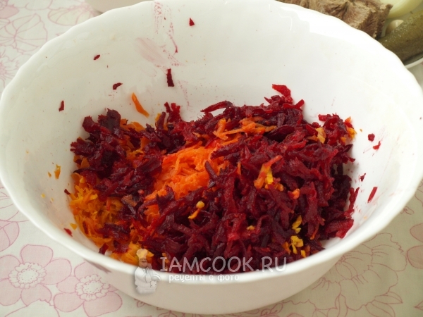 Натереть свеклу и морковь