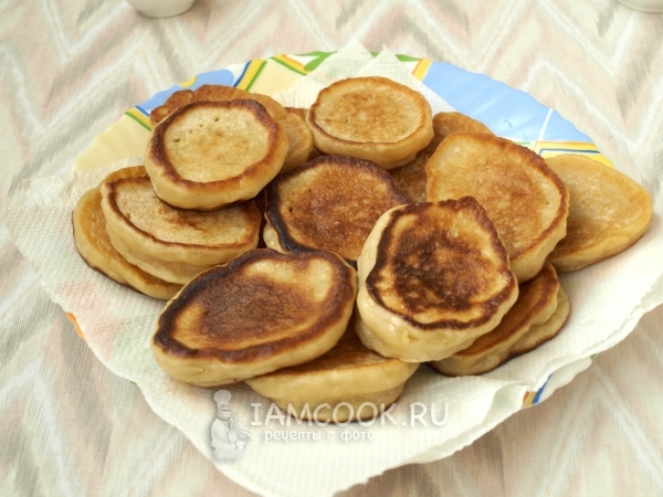 Готовые пышные дрожжевые оладьи на ряженке