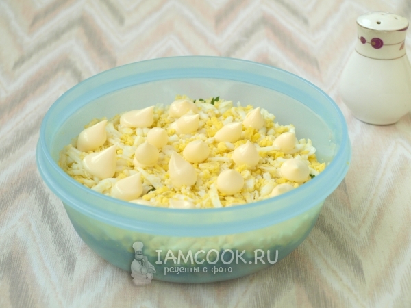 Положить слой яиц с майонезом