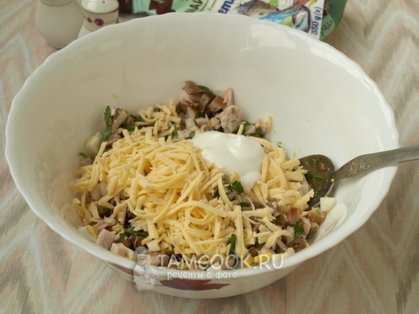 Добавляем натёртый сыр и майонез