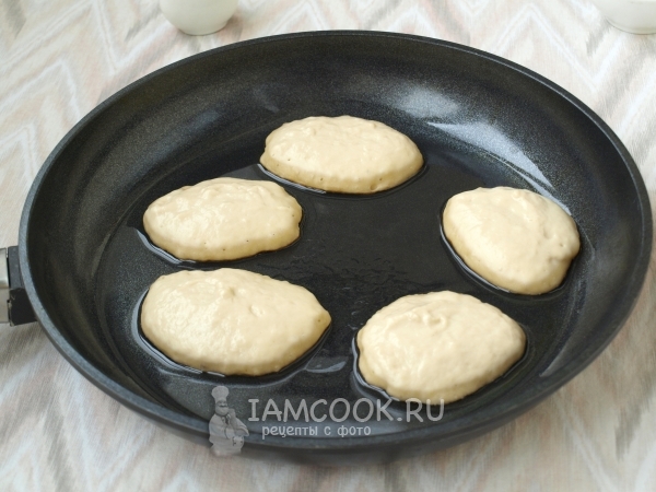 Положить тесто на сковороду