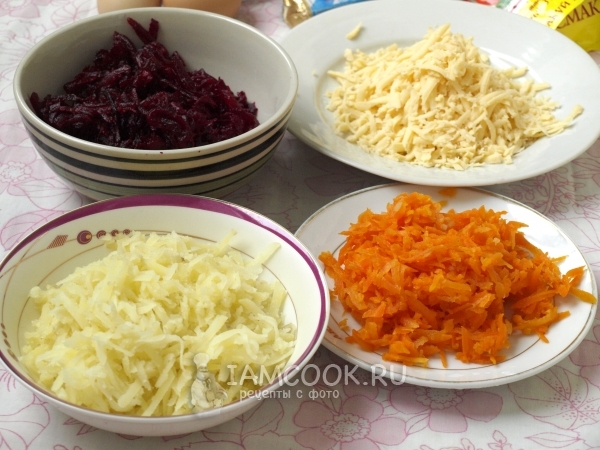 Натереть на терке овощи и сыр
