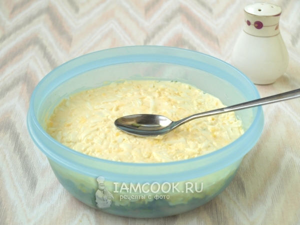 Смазать яйца майонезом