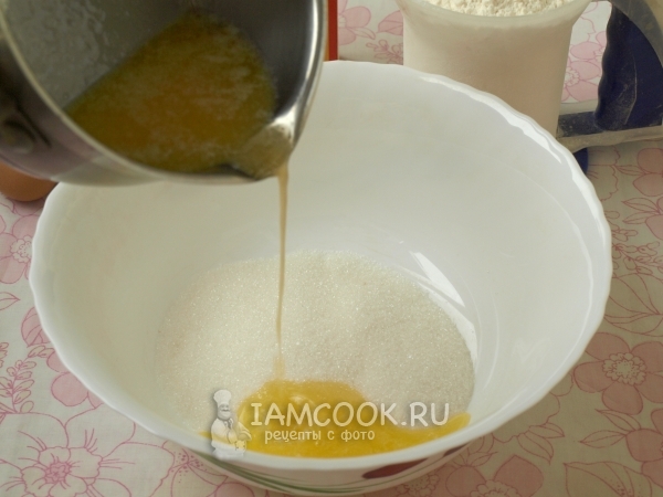 Влить масло в сахар