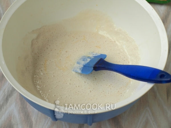 Вмешать в опару желток