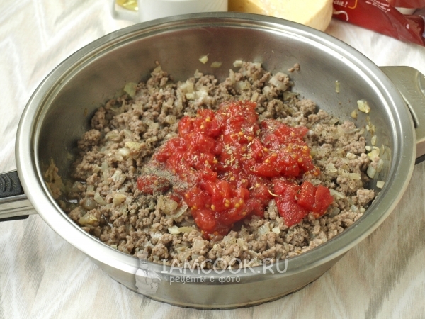 Добавить помидоры, соль и специи