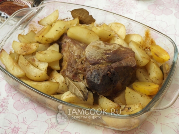 Свиная лопатка в духовке с картошкой
