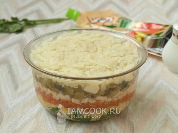 Положить слой картофеля