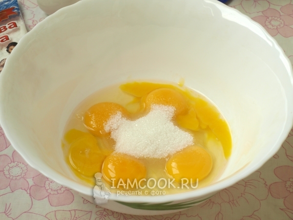 Соединить сахар с яйцами