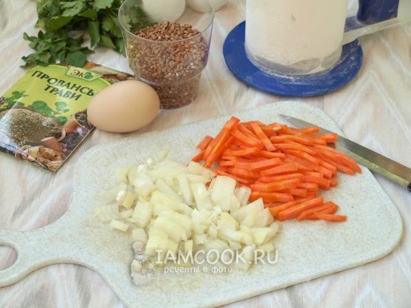 Порезать лук и морковь