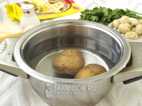Положить в воду картофель