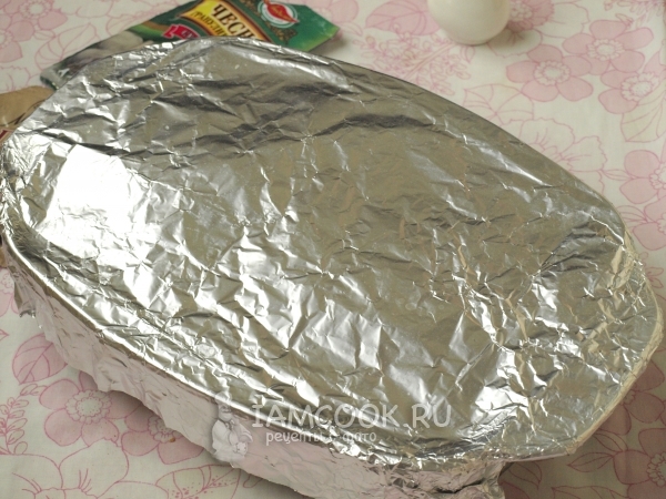 Накрыть форму фольгой