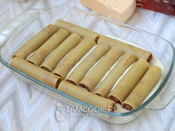 Выложить каннелони в соус