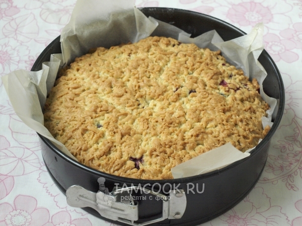 Выпекаем тертый пирог с вишней в разъемной форме