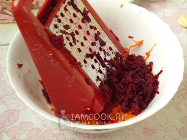 Натереть свеклу