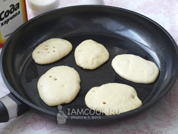 Положить тесто на сковороду