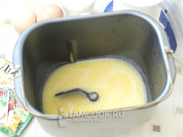 Соединить молоко с маслом