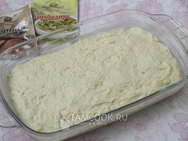 Переложить тесто в форму