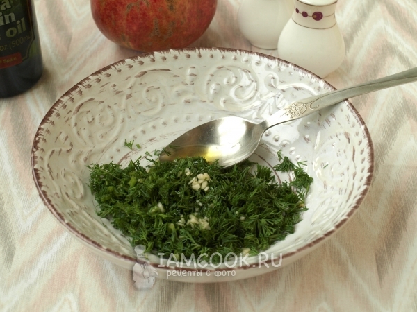 Соединить укроп, чеснок, сок лимона и масло