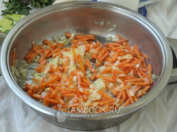 Обжарить лук с морковью